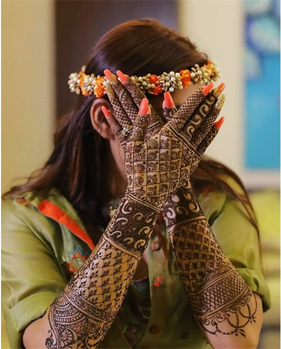 Detailed Fan With Cluster Covering Simple Full Hand Mehndi Design Detailed Fan With Cluster Covering Simple Full Hand Mehndi Design